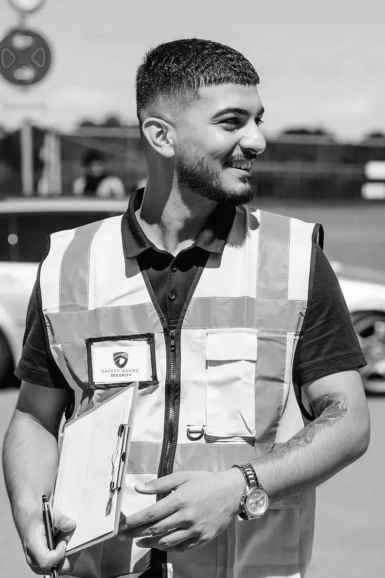 Zain Al-Husseini, Inhaber von SGS Safety Guard Security, mit Klemmbrett im Einsatz in Nürnberg