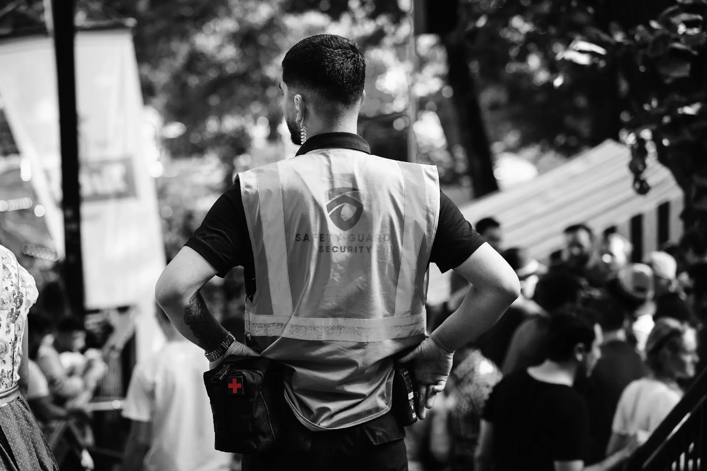 Sicherheitsmitarbeiter von SGS Safety Guard Security beim Ordnungsdienst auf einem Volksfest in Bayern
